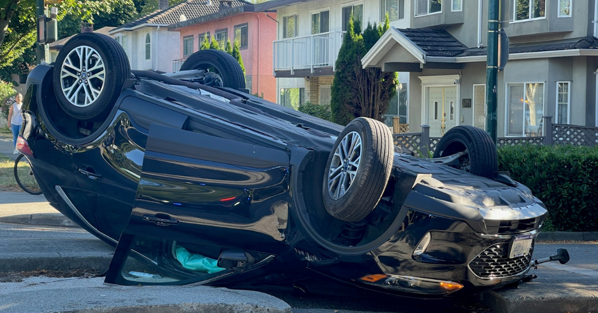 Insurance adjuster examining a vehicle for collision damage, representing the search for hidden damages after an accident.